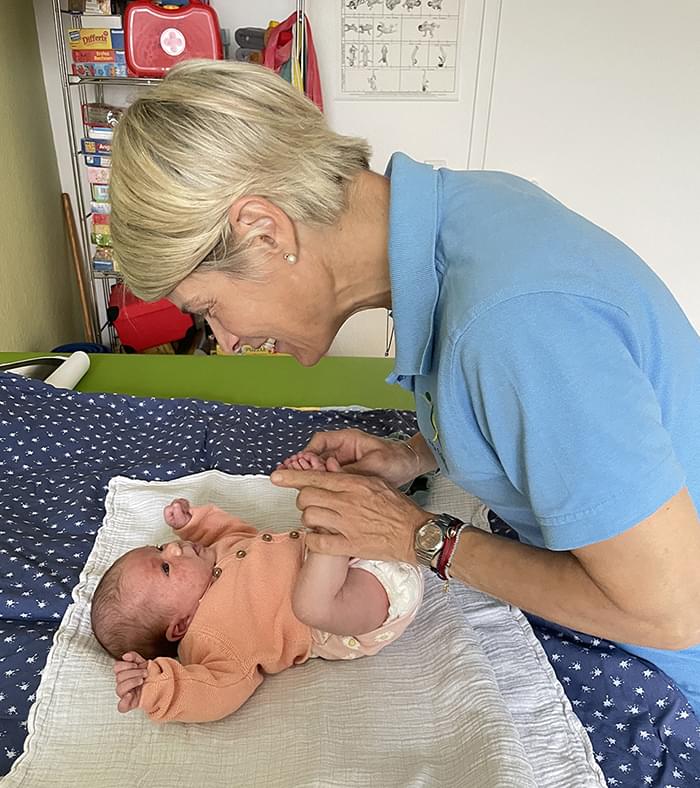 Eva Schmidt, Physiotherapeutin für Kinder und Erwachsene bei der Arbeit mit einem Kleinkind.